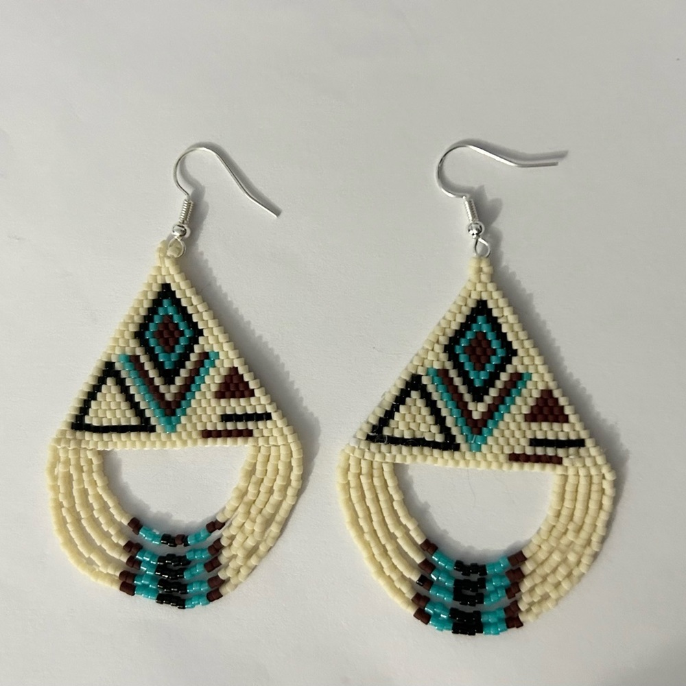 - Beaded triangle earrings with loop fringek